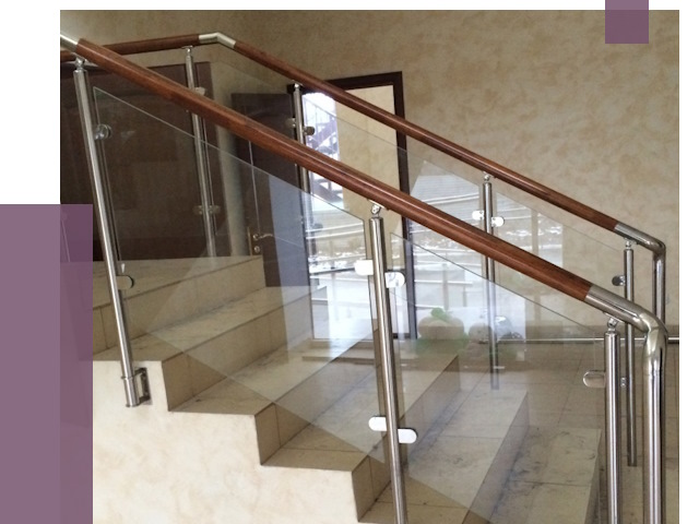 Комбинированные перила из металла и дерева в Лесне