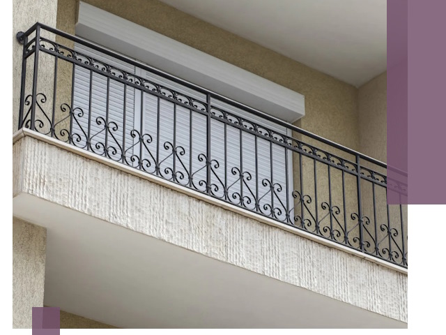 Балконные ограждения из металла и стекла в Лесне для домов