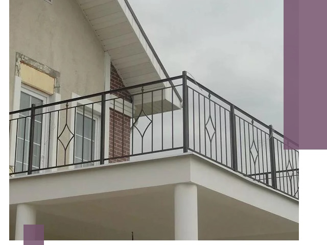 Изготовление балконных ограждений в Лесне из металла и стекла