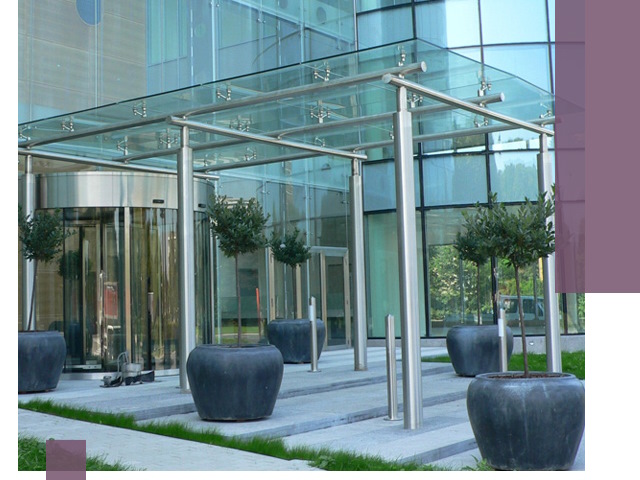 Навесы из стекла на заказ в Лесне — монтаж и установка