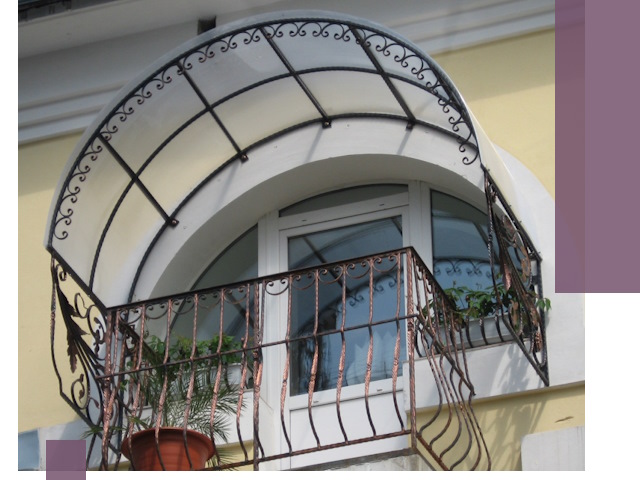 Козырьки над балконом в Лесне — изготовление и монтаж