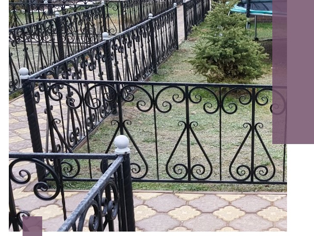Кованые газонные ограждения под ключ в Лесне